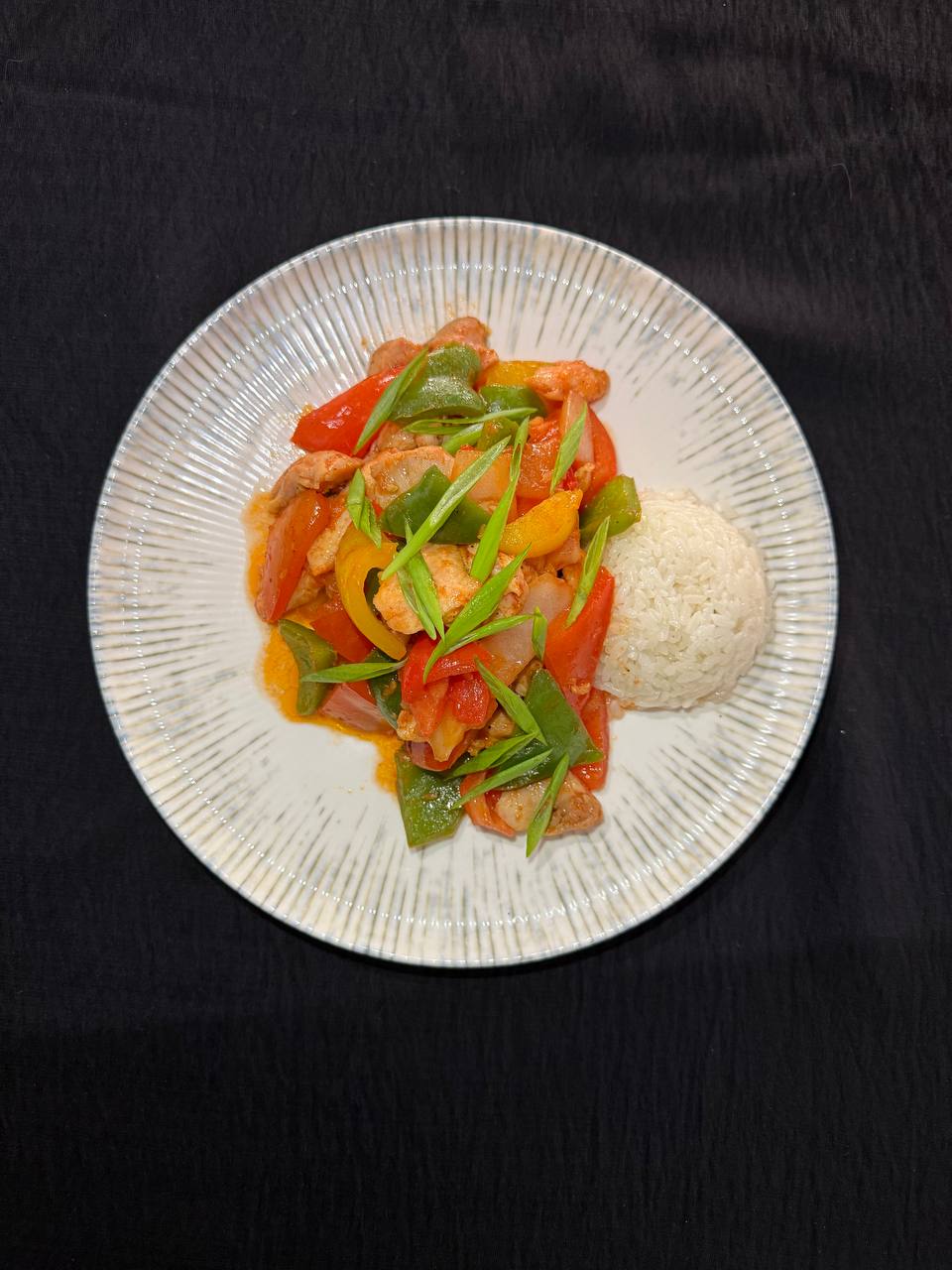 Qovrilgan tovuq sabzavodlar bilan