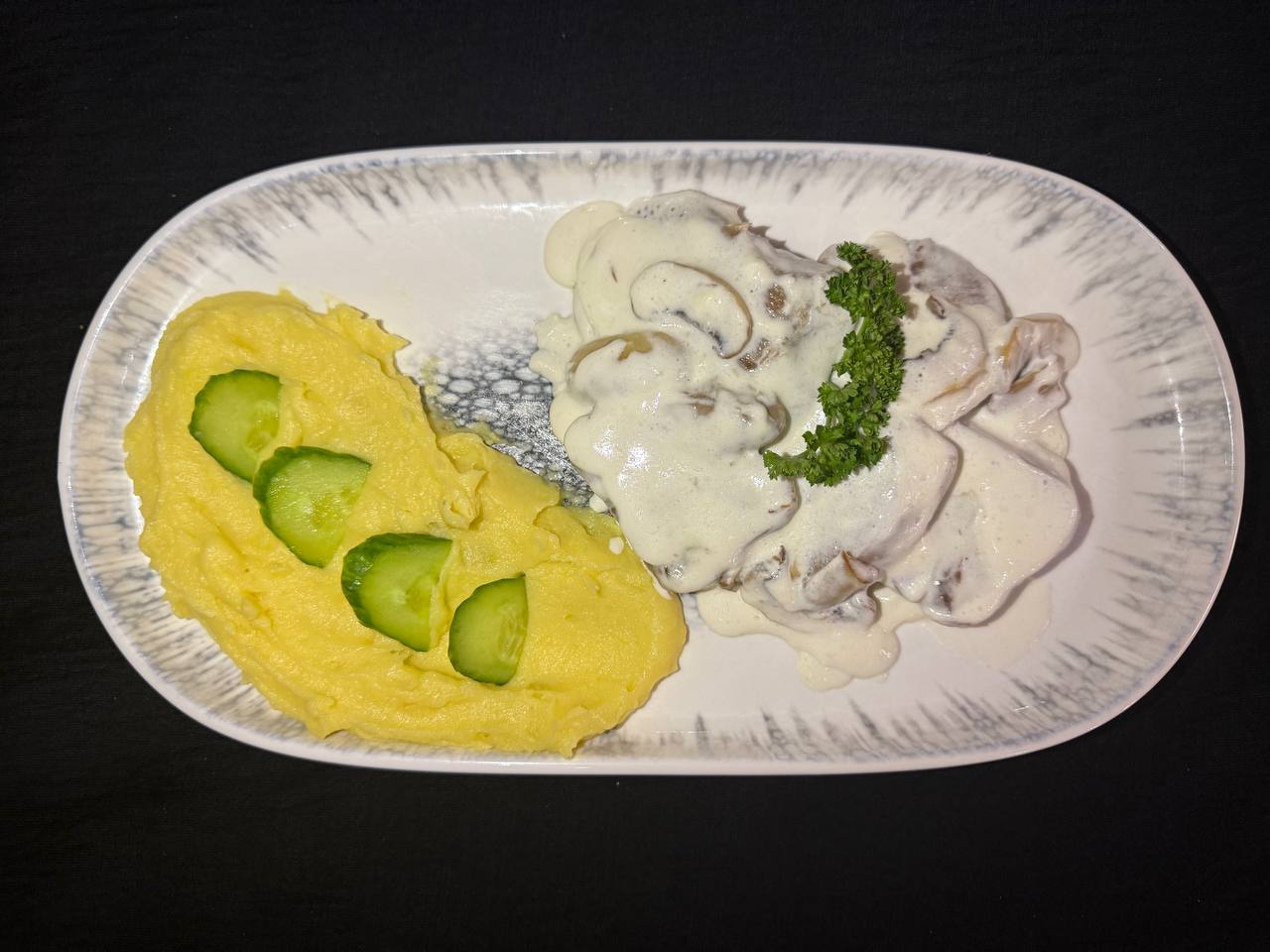 Mol go'sti va qoziqorin (Stroganoff)