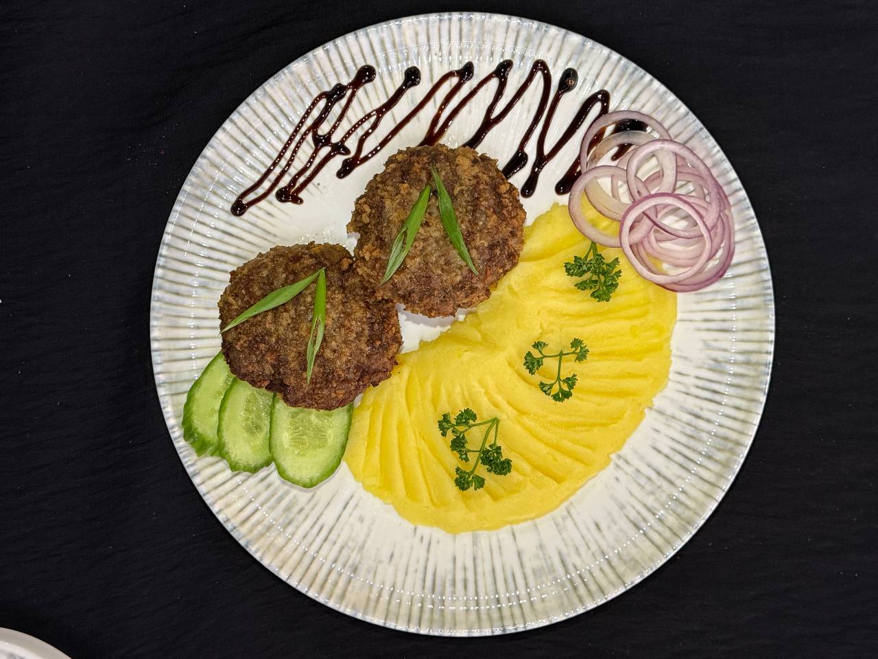 Katlet (Tovuq yoki Mol go'shti)